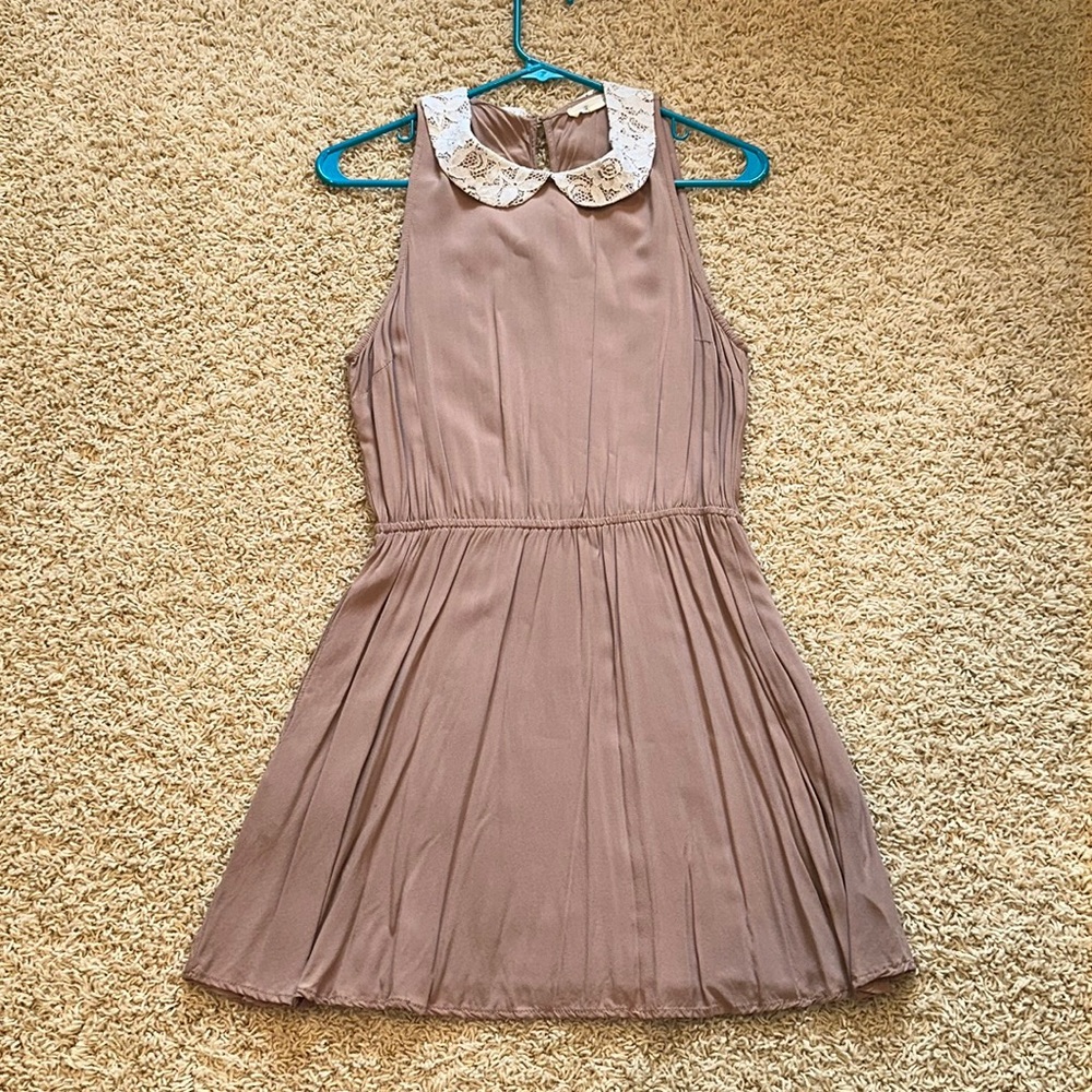Forever 21 women’s size medium mauve sleeveless dress with cream lace collar